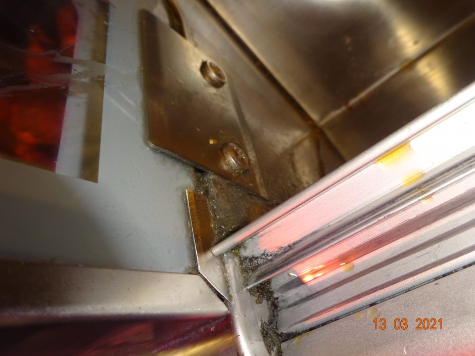 Oddelenie lahôdok: nevyhovujúci hygienický stav obslužného pultu - znečistenie hrubou vrstvou mastnej čiernej nečistoty v časti teplého pultu na ťažko dostupných miestach.