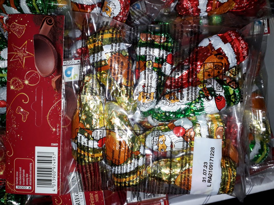 V ponuke predaja sa nachádzal výrobok neoznačený v kodifikovanej podobe štátneho jazyka: RIEGELEIN CONFISERIE Feine Vollmilchschokolade 100g, Hans Riegelein § Sohn GmbH§Co.KG, TiembacherStr. 11-13, 90556 Cadolzburg, Deutschland, DMT: 31.07.23, šarža: L RA2109171228 - čokoládové figúrky s vianočnou tematikou.