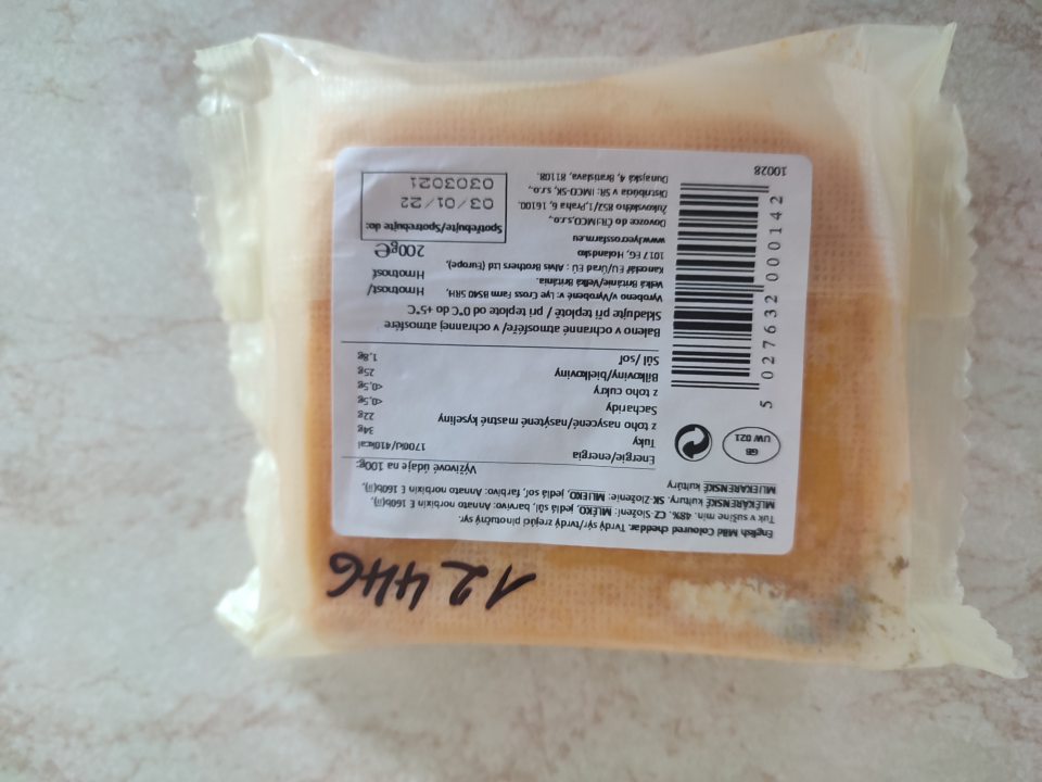 English Mild Coloured cheddar. Tvrdý zrejúci plnotučný syr 200g e, Distribútor: IMCO-SK, s.r.o., Dunajská 4, 811 08 Bratislava, schvaľovacie číslo výrobcu: GB UW 021, šarža: 0303021, dátum spotreby:: 3.1.2022 - výrobok na základe senzorického hodnotenia nie je v súlade s požiadavkami Nariadenia (ES) č.178/2002 Európskeho parlamentu a Rady z 28.januára 2002, čl. 14 ods. 2 písm. b): - na povrchu viditeľný porast plesní, ktoré boli potvrdené mikrobiologickou kultiváciou.