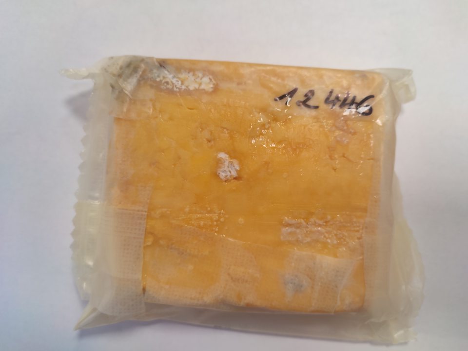 English Mild Coloured cheddar. Tvrdý zrejúci plnotučný syr 200g e, Distribútor: IMCO-SK, s.r.o., Dunajská 4, 811 08 Bratislava, schvaľovacie číslo výrobcu: GB UW 021, šarža: 0303021, dátum spotreby:: 3.1.2022 - výrobok na základe senzorického hodnotenia nie je v súlade s požiadavkami Nariadenia (ES) č.178/2002 Európskeho parlamentu a Rady z 28.januára 2002, čl. 14 ods. 2 písm. b): - na povrchu viditeľný porast plesní, ktoré boli potvrdené mikrobiologickou kultiváciou.