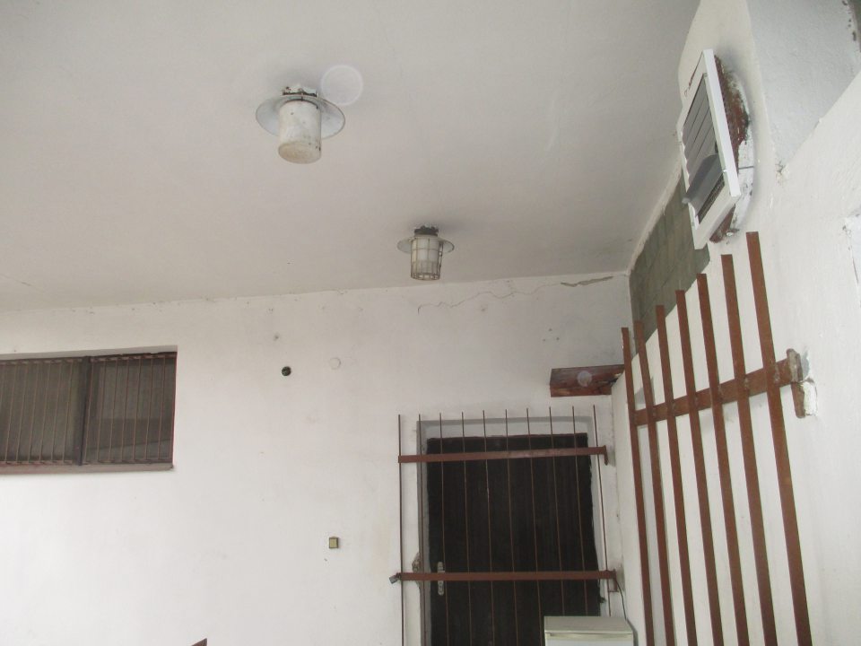 Príjmová rampa : znečistená, nie je v dobrom stave údržby- znečistené svietidlá, skorodovaná mriežka na krytoch, 1 stena opadáva omietka, okná , dvere - množstvo pavučín.