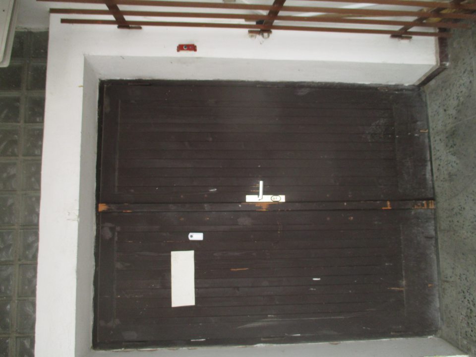 Príjmová rampa : znečistená, nie je v dobrom stave údržby: vchodové dvere na príjme tovaru poškodené, olupujúca sa farba.