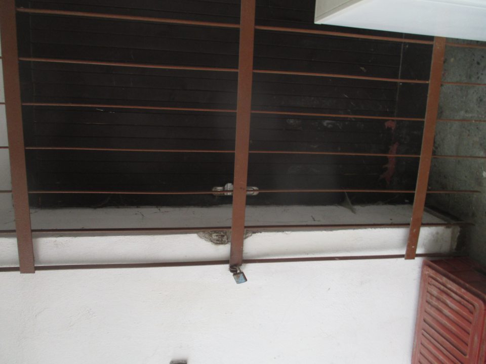 Príjmová rampa : znečistená, nie je v dobrom stave údržby: bočné dvere - množstvo pavučín, znečistené.