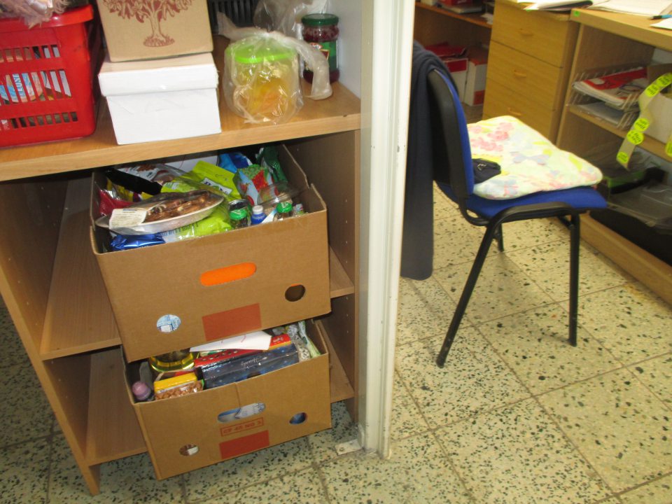 Reklamovaný tovar, pozastavený je skladovaný na viacerých miestach, bez označenia, nie je vytvorené miesto pre skladovanie takéhoto tovaru.