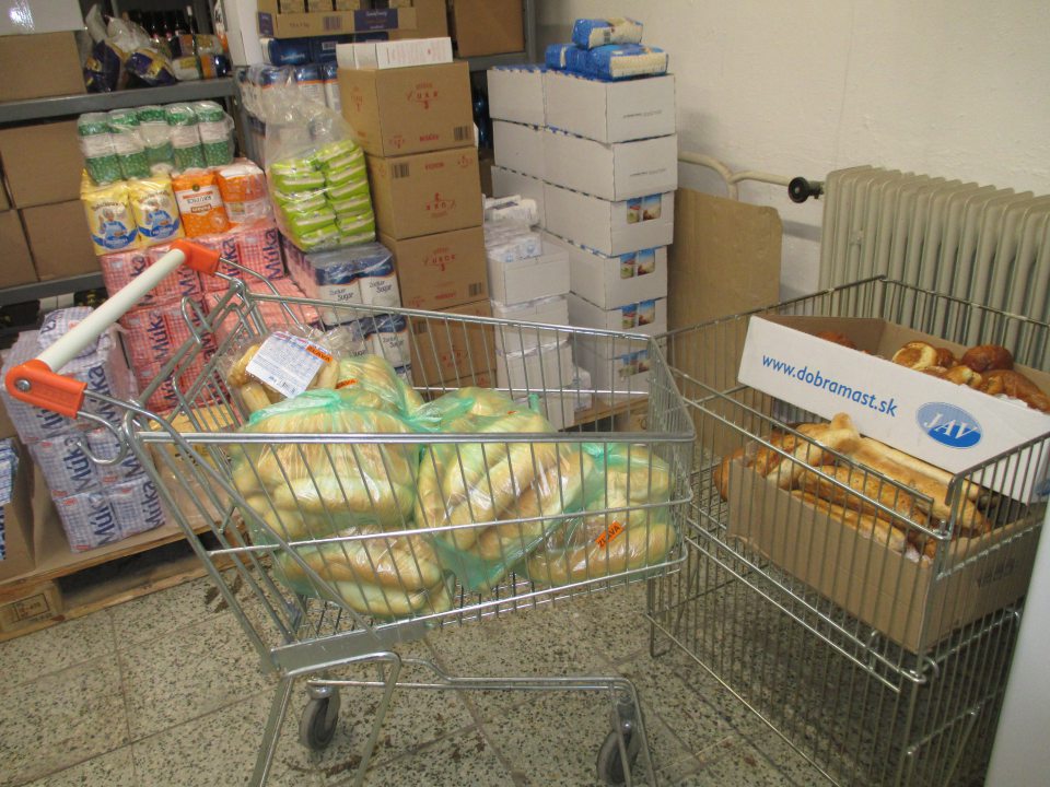 Reklamovaný tovar/potraviny, pozastavený je skladovaný na viacerých miestach, bez označenia, nie je vytvorené miesto pre skladovanie takéhoto tovaru/potravín.