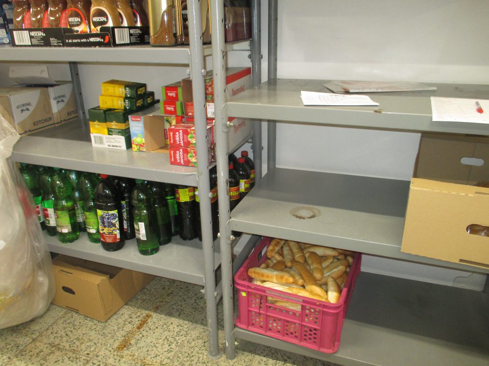 Reklamovaný tovar, pozastavený je skladovaný na viacerých miestach, bez označenia, nie je vytvorené miesto pre skladovanie takéhoto tovaru.