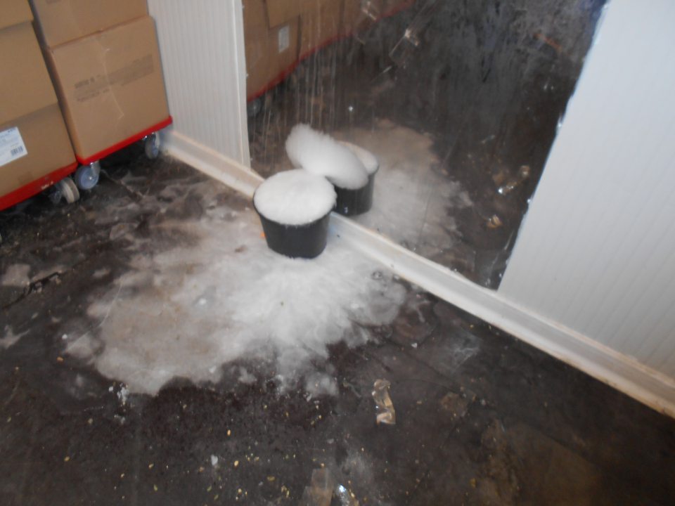 V mraz.boxe pokazená chladiaca jednotka - ľad na podlahe