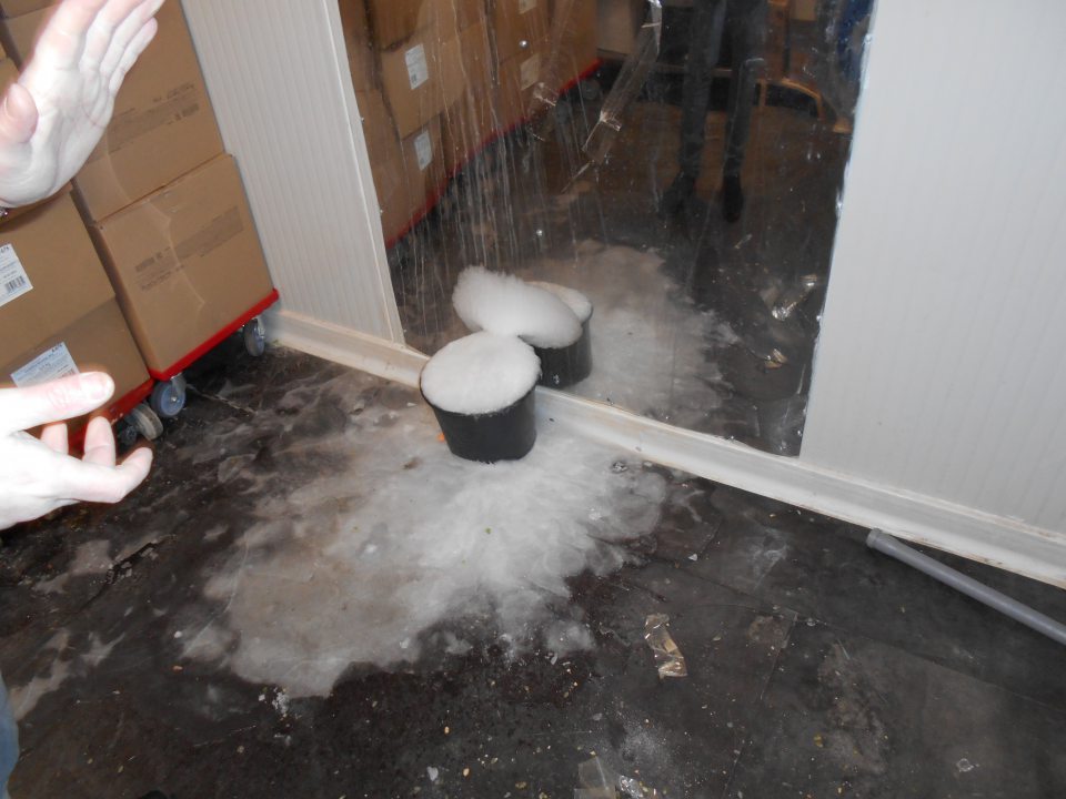 V mraz.boxe pokazená chladiaca jednotka - ľad na podlahe