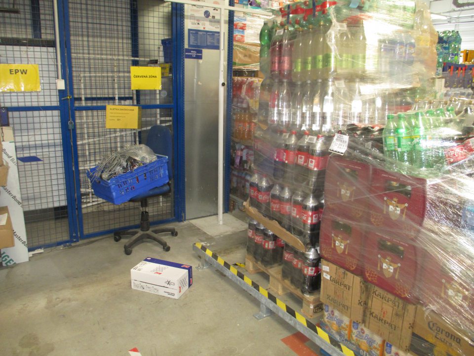 V sklade potravín, v zadnej časti priestoru na príjem tovaru sa nachádza žiadnym spôsobom neoddelený priestor pre zamestnancov údržby s rôznymi údržbárskymi nástrojmi, pomôckami (rebríky, vŕtačky, klince, šróby, a iné). Priestor je prašný.