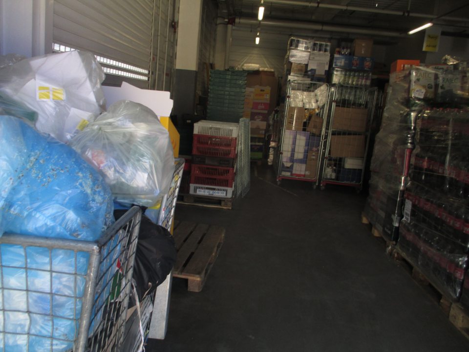 Návratný a nenávratný obalový materiál bol rozmiestnený na viacerých miestach v skladových priestoroch.