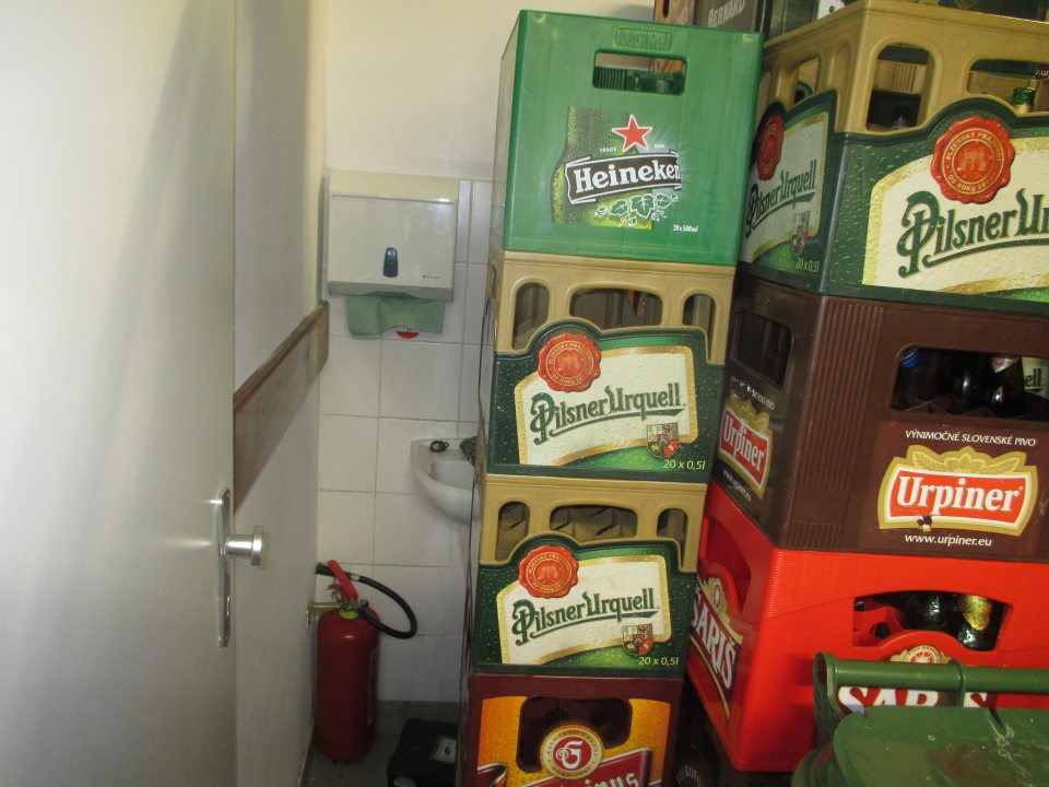 Manipulačná chodba v sklade: preplnená tovarom, vratné obalov/PVC prepraviek pri príjmových dverách, neoddelené PVC kontajnery určené pre VŽP, zablokovaný prístup k príručnému umývadlu v sklade, nie sú vytvorené uličky, nie je zabezpečené riadne oddelenie nezlúčiteľných druhov tovaru, neumožnenie dôkladného čistenia a sanitácie.