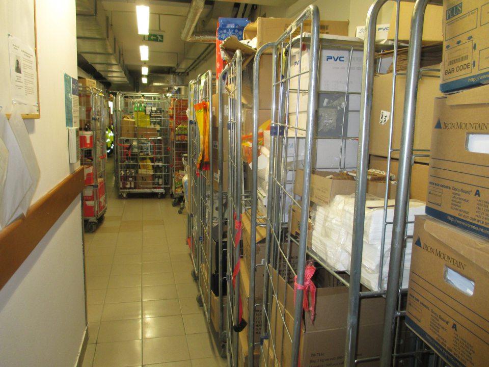 Manipulačná chodba v sklade: preplnená tovarom, vratné obalov/PVC prepraviek pri príjmových dverách, neoddelené PVC kontajnery určené pre VŽP, zablokovaný prístup k príručnému umývadlu v sklade, nie sú vytvorené uličky, nie je zabezpečené riadne oddelenie nezlúčiteľných druhov tovaru, neumožnenie dôkladného čistenia a sanitácie.