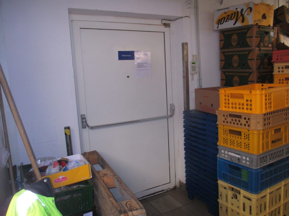 Manipulačná chodba v sklade: preplnená tovarom, vratné obalov/PVC prepraviek pri príjmových dverách, neoddelené PVC kontajnery určené pre VŽP, zablokovaný prístup k príručnému umývadlu v sklade, nie sú vytvorené uličky, nie je zabezpečené riadne oddelenie nezlučiteľných druhov tovaru, neumožnenie dôkladného čistenia a sanitácie.