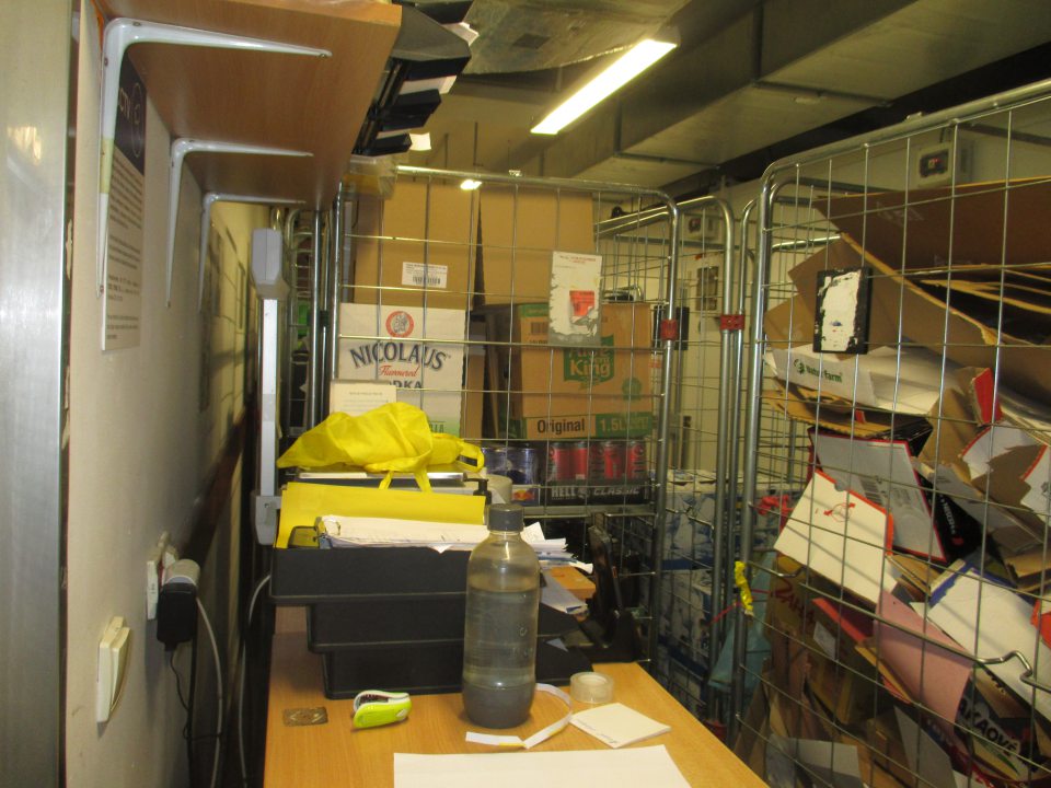 Manipulačná chodba v sklade: preplnená tovarom, vratné obalov/PVC prepraviek pri príjmových dverách, neoddelené PVC kontajnery určené pre VŽP, zablokovaný prístup k príručnému umývadlu v sklade, nie sú vytvorené uličky, nie je zabezpečené riadne oddelenie nezlučiteľných druhov tovaru, neumožnenie dôkladného čistenia a sanitácie.