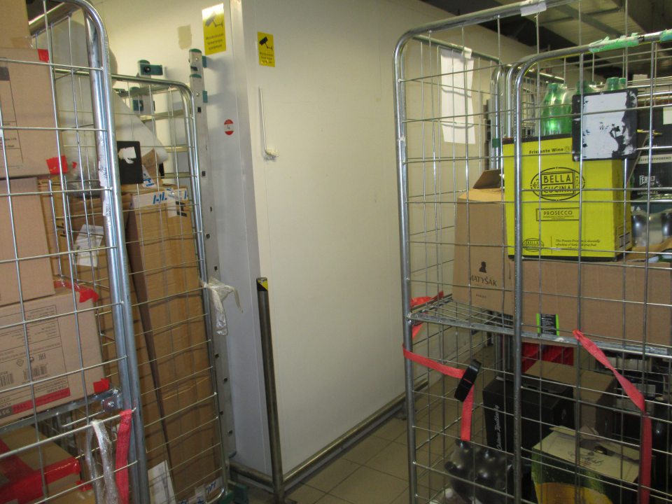 Manipulačná chodba v sklade: preplnená tovarom, vratné obalov/PVC prepraviek pri príjmových dverách, neoddelené PVC kontajnery určené pre VŽP, zablokovaný prístup k príručnému umývadlu v sklade, nie sú vytvorené uličky, nie je zabezpečené riadne oddelenie nezlučiteľných druhov tovaru, neumožnenie dôkladného čistenia a sanitácie.