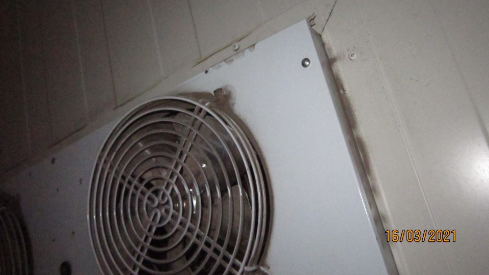 Na strope znečistený prachom ochranný kryt na klimatizačnej jednotke