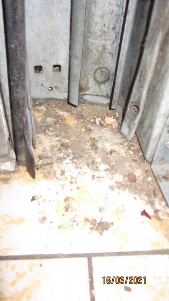 Na podlahe pri ústi kotiev nachádzali mechanické nečistoty, prach a úlomky z paliet