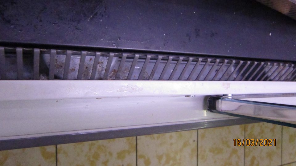 Na predajnej ploche, v chladiacich vitrínach s mliečnymi a mäsovými výrobkami, sa nachádzajú pod mriežkami a na ložnej ploche mechanické nečistoty, prach a vytečené zvyšky potravín.