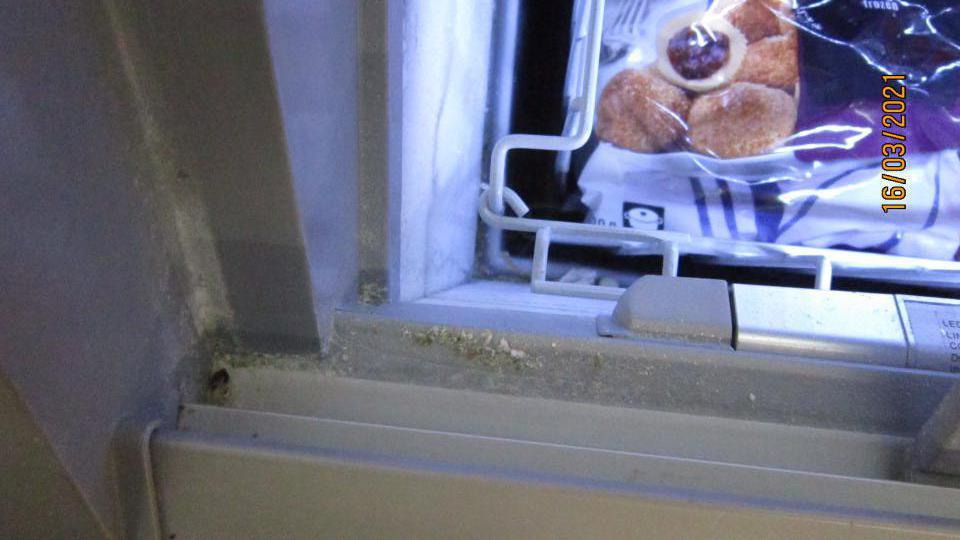Na predajnej ploche, v mraziacom boxe s hlbokozmrazenými polotovarmi (Bageta, zemiakové knedličky atď.) a mrazená hydina sa nachádza znečistená vodiaca lišta a zvyšky mrazenej zeleniny na podlahe boxu