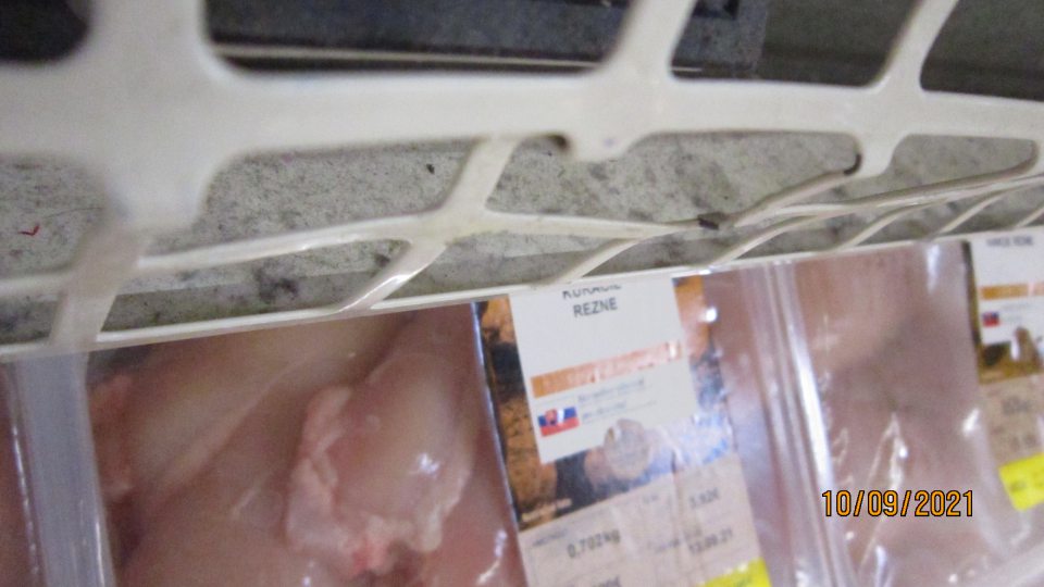 Na predajnej ploche - v chladiacich a mraziacich vitrínach s mliečnymi ,mäsovými výrobkami a lahôdkami, sa nachádzajú pod klimatizačnými mriežkami, na vodiacich lištách a po stenách zariadení mechanické nečistoty, prach a vytečené zvyšky potravín