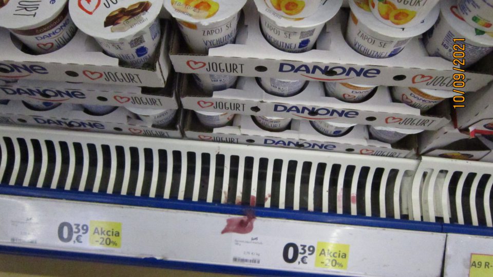 Na predajnej ploche - v chladiacich a mraziacich vitrínach s mliečnymi ,mäsovými výrobkami a lahôdkami, sa nachádzajú pod klimatizačnými mriežkami, na vodiacich lištách a po stenách zariadení mechanické nečistoty, prach a vytečené zvyšky potravín