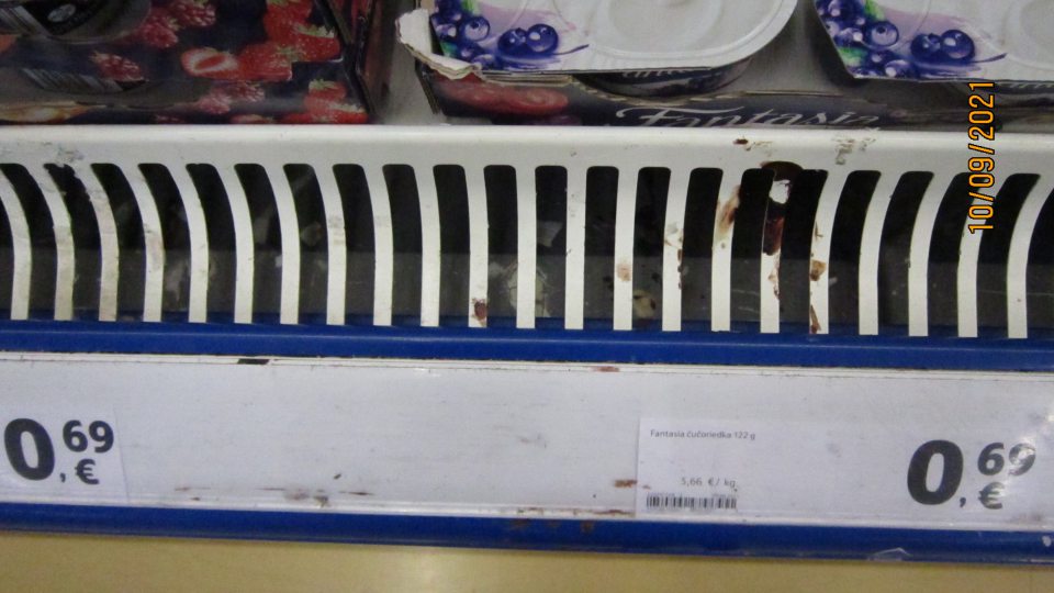 Na predajnej ploche - v chladiacich a mraziacich vitrínach s mliečnymi ,mäsovými výrobkami a lahôdkami, sa nachádzajú pod klimatizačnými mriežkami, na vodiacich lištách a po stenách zariadení mechanické nečistoty, prach a vytečené zvyšky potravín