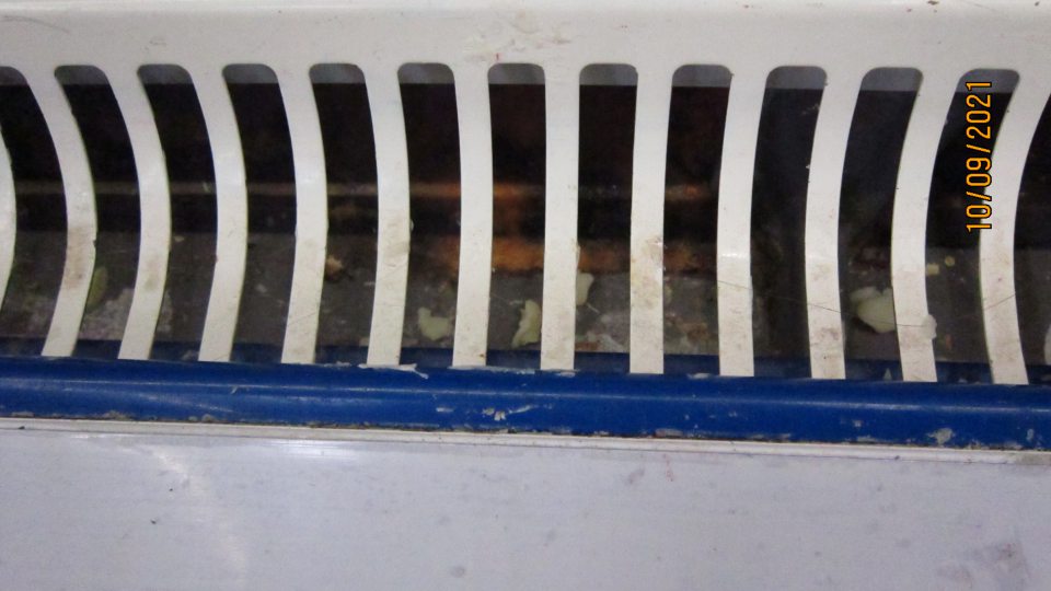 Na predajnej ploche - v chladiacich a mraziacich vitrínach s mliečnymi ,mäsovými výrobkami a lahôdkami, sa nachádzajú pod klimatizačnými mriežkami, na vodiacich lištách a po stenách zariadení mechanické nečistoty, prach a vytečené zvyšky potravín