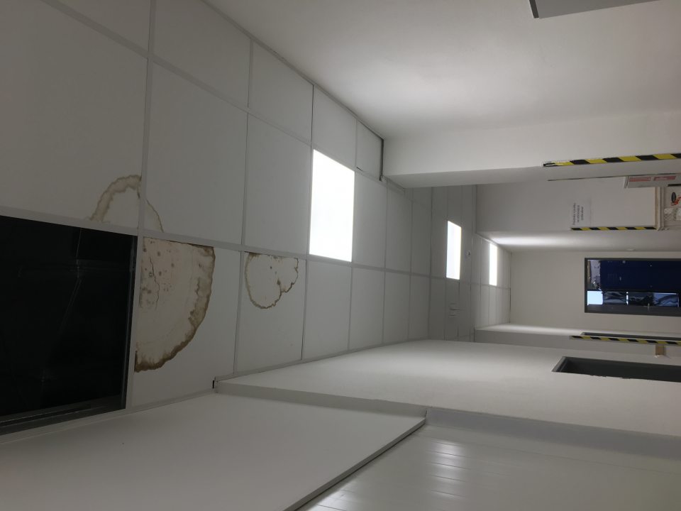 kazetové prekrytie stropu (izolujúce priestory prevádzkarne od inžinierskych sietí) zatečené a chýbajúce