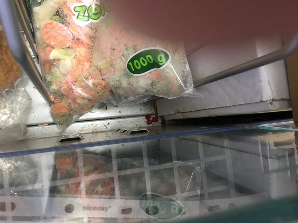 zvyšky rozsypaných mrazených potravín v mraziacich zariadeniach s mrazenou zeleninou