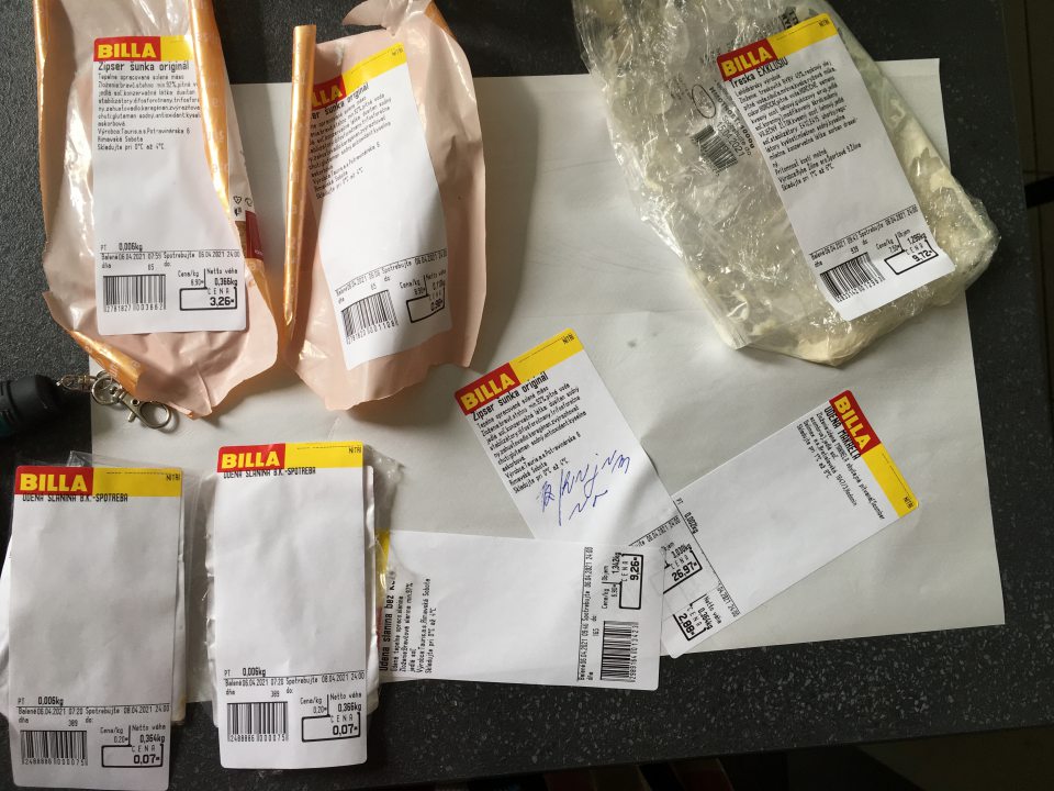 predaj/umiestňovanie na trh 3 druhov nebalených potravín v lahôdkovom pulte bez dodržania všeobecných požiadaviek na informácie o potravinách