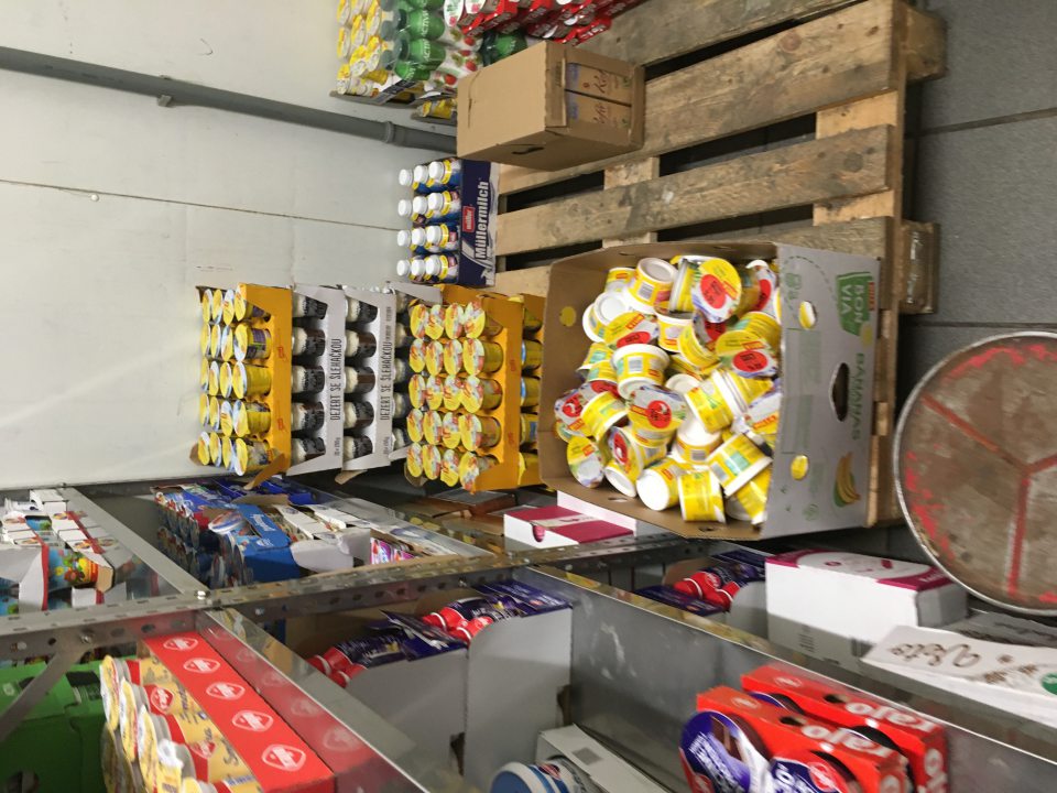 V chladiacom boxe s mliečnymi výrobkami oddelene uložené potraviny na iný než pôvodný účel bez zreteľného označenia týchto výrobkov na iný než pôvodný účel