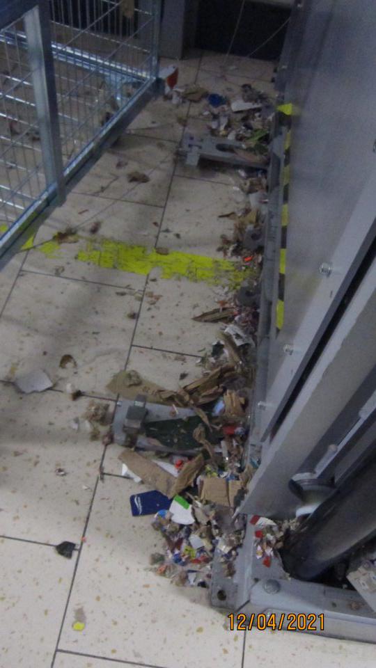 V skladových priestoroch sa v okolí lisovacieho zariadenia na papier nachádzajú zvyšky papierového materiálu (kartóny),
