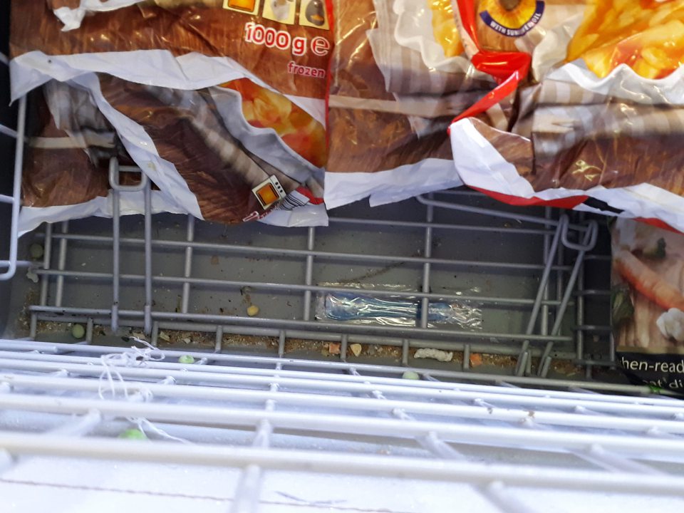 Na predajnej ploche, v mraziacom boxe s hlbokozmrazenými zeleninovými výrobkami (hranolky a iné) sa nachádzajú zvyšky zmrazenej zeleniny, obalový materiál a mechanické nečistoty rôzneho druhu