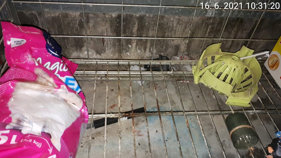 Zatečenie, poškodenie a znečistenie steny na príjmovej rampe pod regálom.