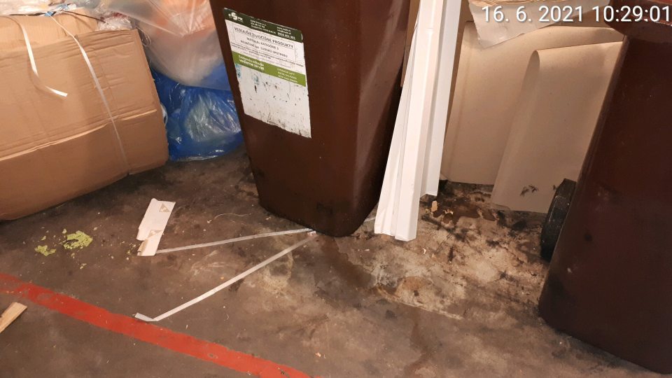 Znečistenie podlahy na príjmovej rampe.