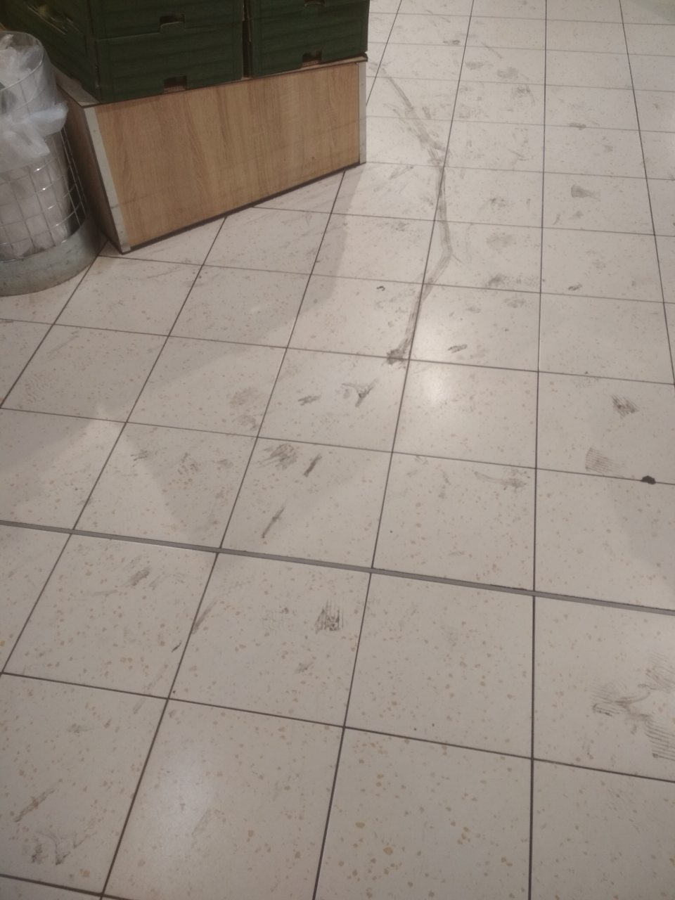 Znečistená podlaha pred vystupnými dverami do priestoru dopekania.