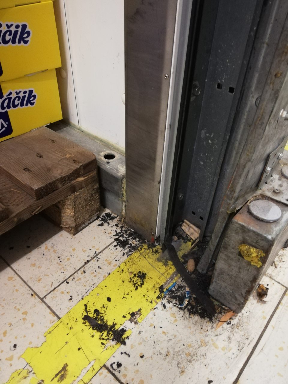 Podlahy v skladovacích priestoroch, priestory medzi paletami a pod paletami silno znečistené čiernymi nečistotami, výskytom zvyškov potravín a obalového materiálu.