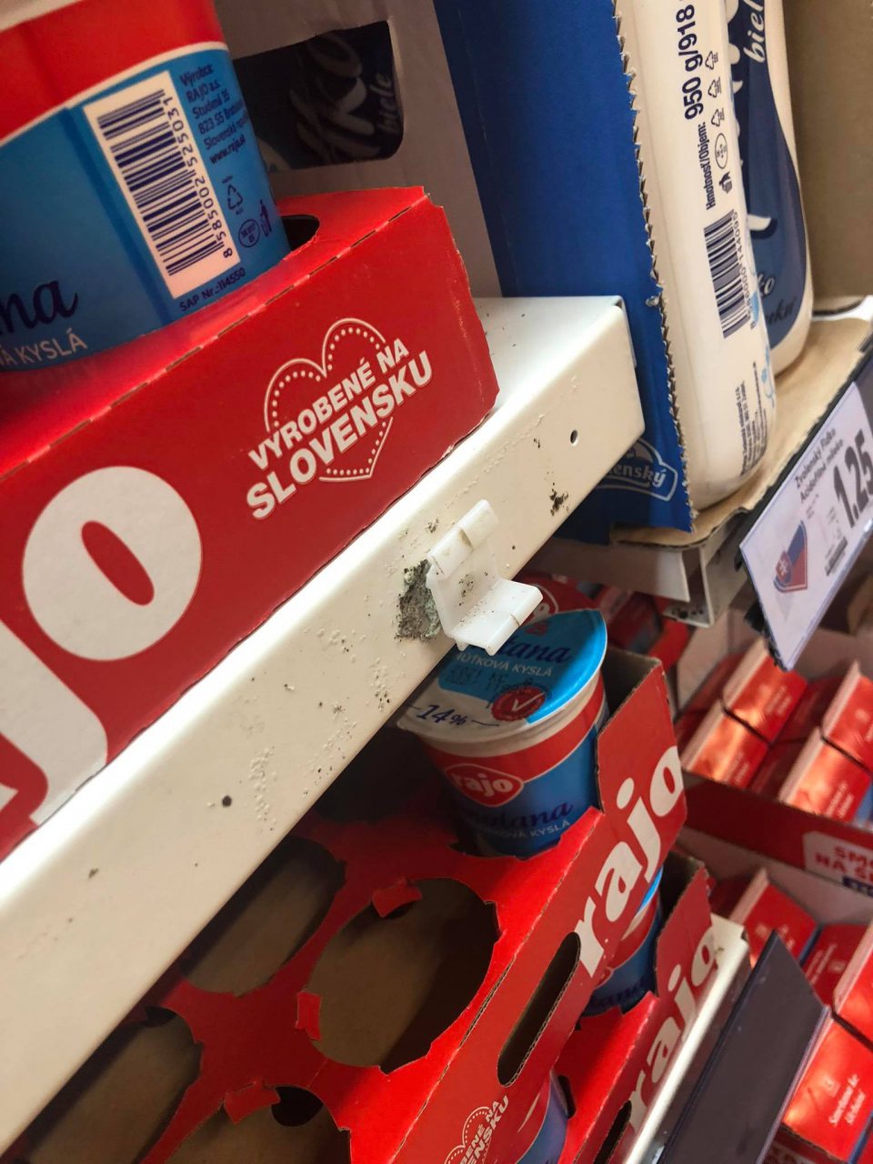 Znečistená chladiaca vitrína pri predaji mliečnych výrobkov. 