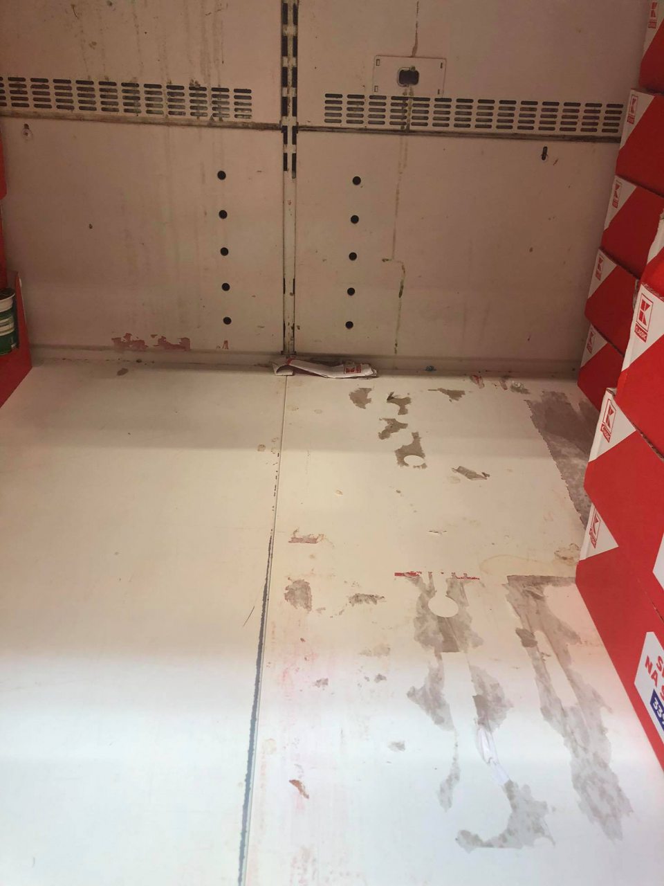 Znečistená chladiaca vitrína pri predaji vajec. 