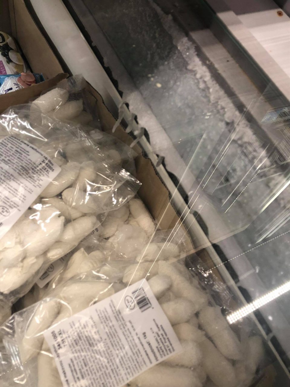 Výskyt namrazeného kondenzu na predávaných potravinách v mraziacom boxe.