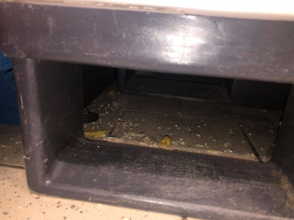 	Znečistené podlahy pri predaji suchých trvanlivých potravín.