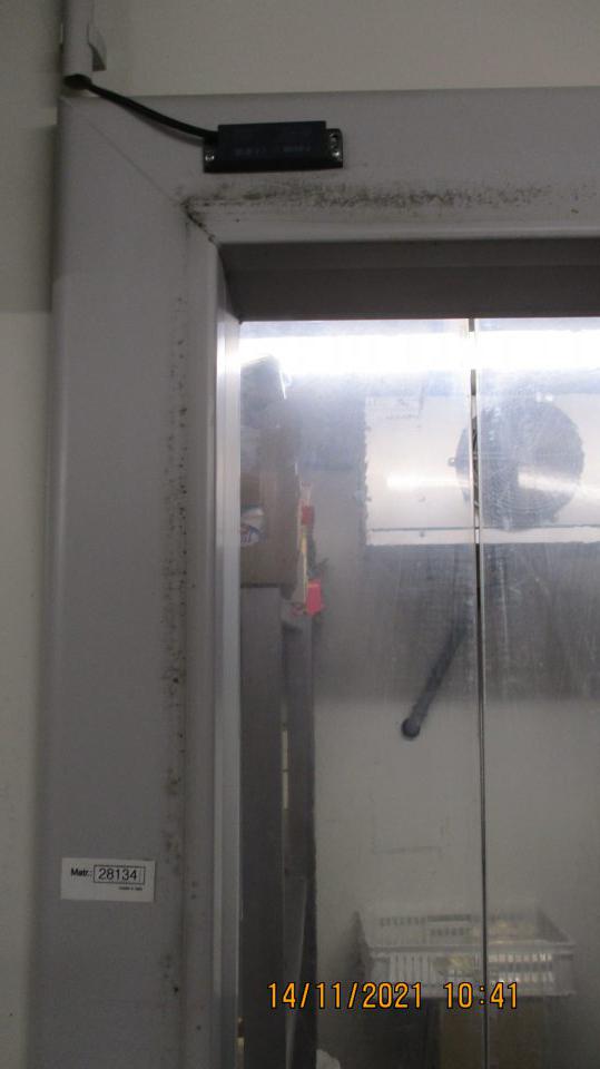 Znečistené chladiace boxy v zázemí - steny, zárubne.