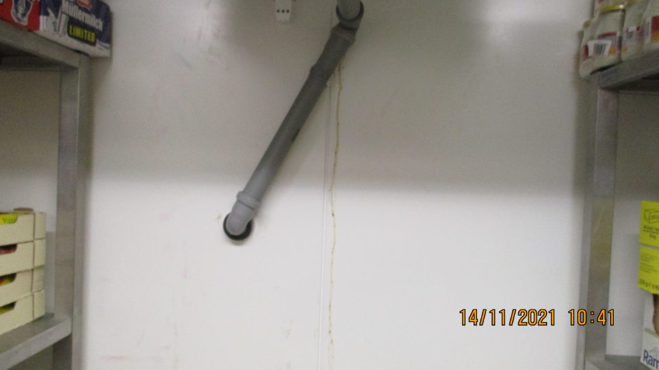 Znečistené chladiace boxy v zázemí - steny, zárubne.