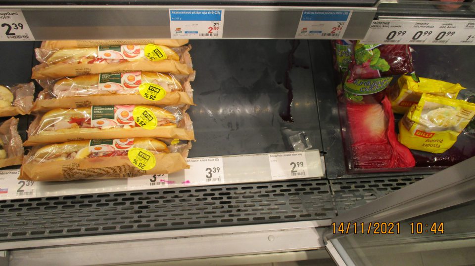  Chladiaca vitrína pri predaji lahôdok a zeleniny znečistená.