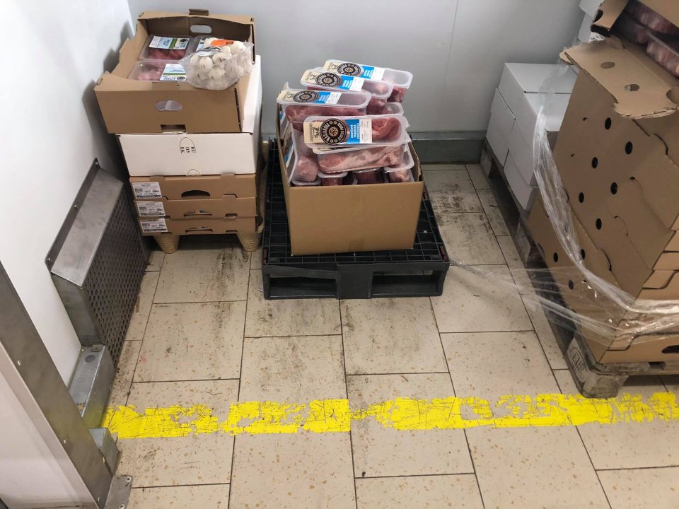 Pod paletami a v priestoroch medzi paletami znečistené podlahy, výskyt potravín, zvyškov potravín a obalového materiálu.