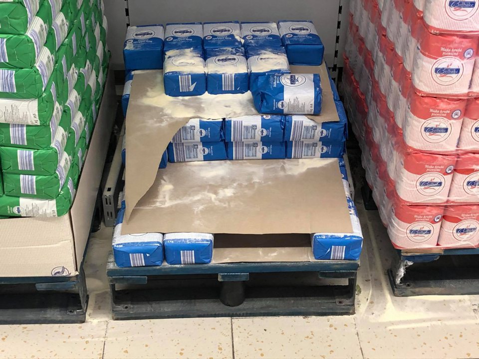 Pod paletami a v priestoroch medzi paletami znečistené podlahy, výskyt potravín, zvyškov potravín a obalového materiálu.
