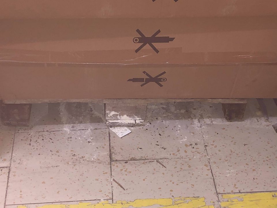 Pod paletami a v priestoroch medzi paletami znečistené podlahy, výskyt potravín, zvyškov potravín a obalového materiálu.