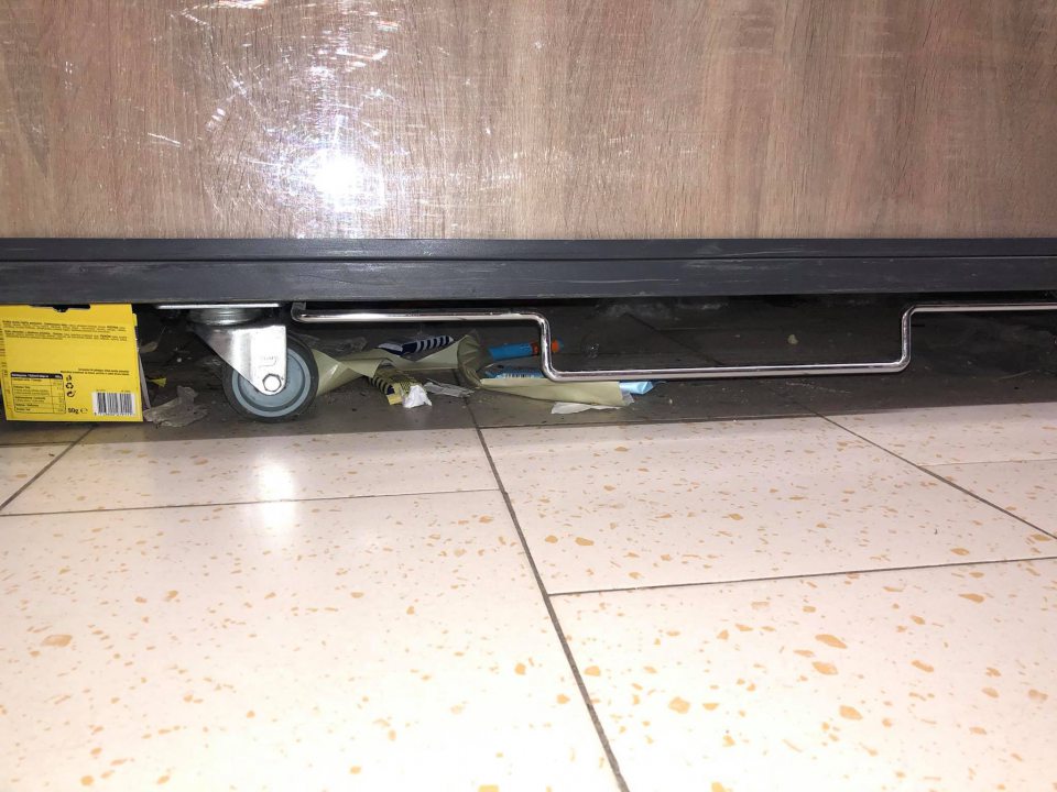 Pod paletami a v priestoroch medzi paletami znečistené podlahy, výskyt potravín, zvyškov potravín a obalového materiálu.