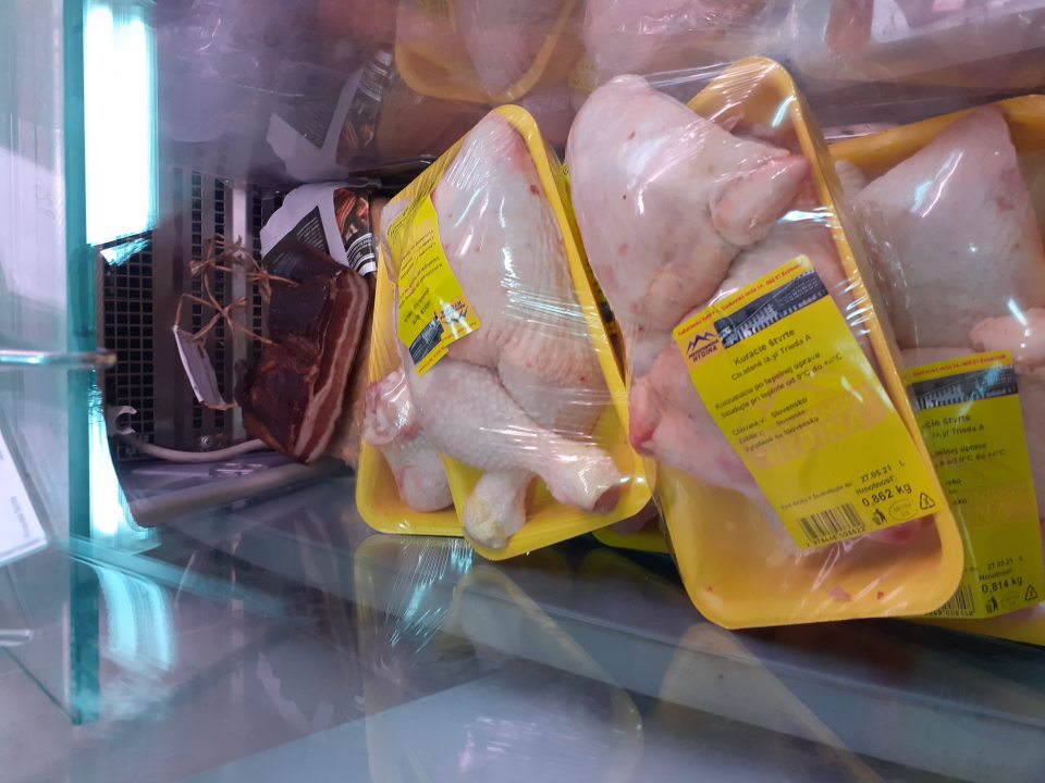 Chladená hydina spoločne predávaná s nebalenou slaninou.