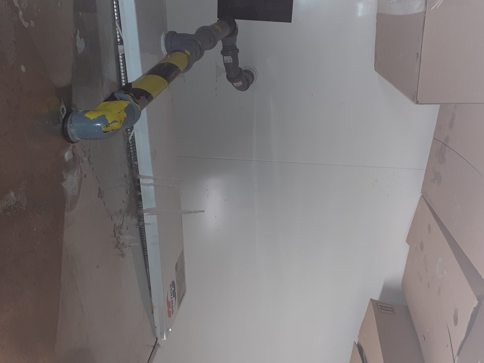 Námraza na strope a na ventilátore v mraziacom boxe.